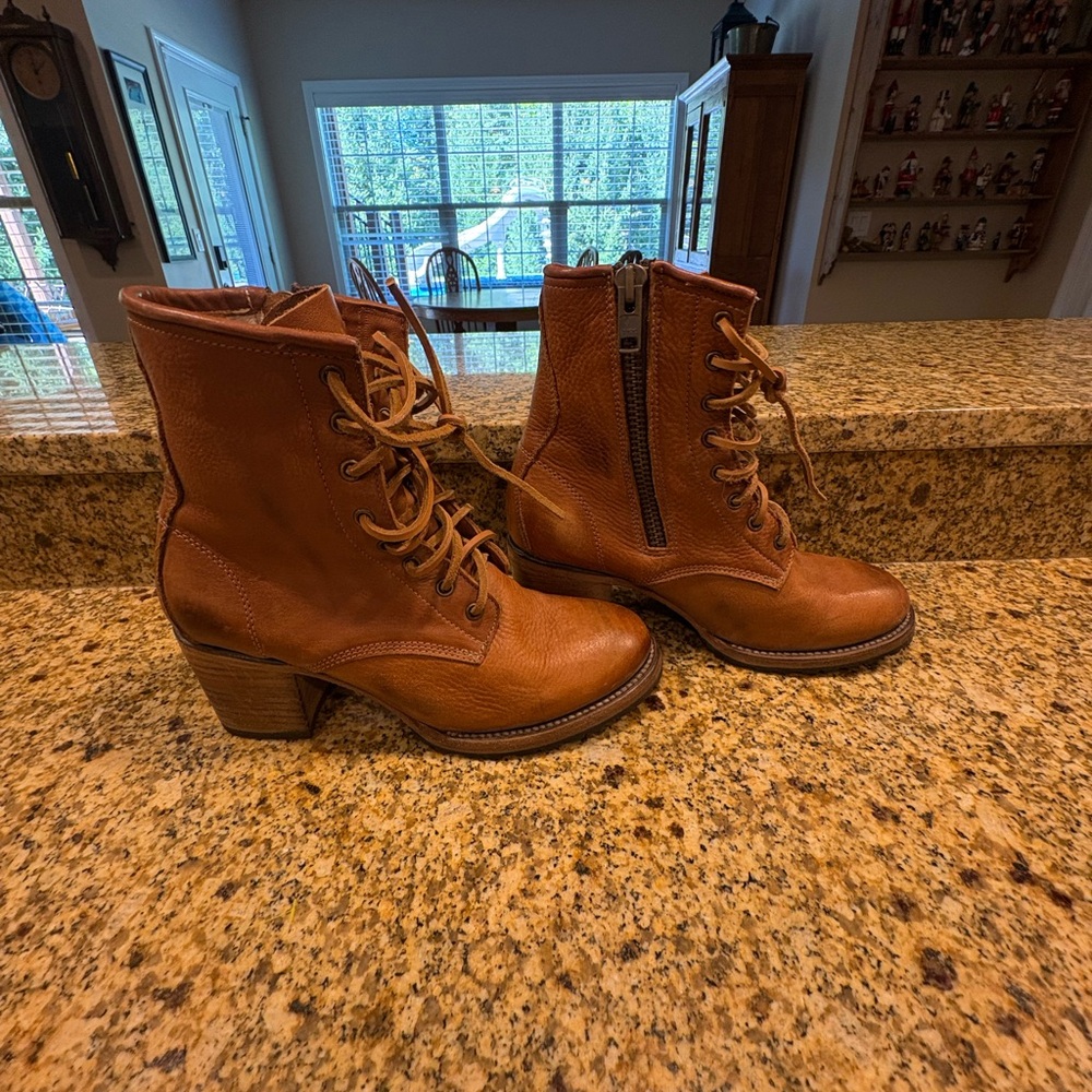 FREEBIRD Cavalier Tan Leather Side Zip Lace Up Boots Sz 10 Block Heels - Picture 3 of 9